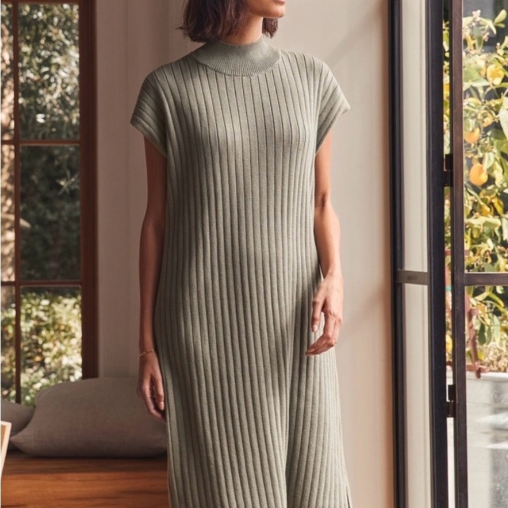 Chic Ribbed Midi Dress in Sage